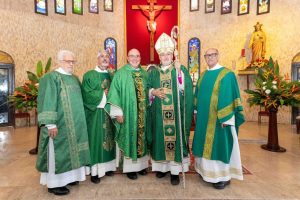 Mons. Geraldo Ramírez recibe anillo episcopal de Mons. Fremiot Torres Oliver durante visita pastoral a Sabanetas Mons. Geraldo Ramírez recibe anillo episcopal de Mons. Fremiot Torres Oliver durante visita pastoral a Sabanetas